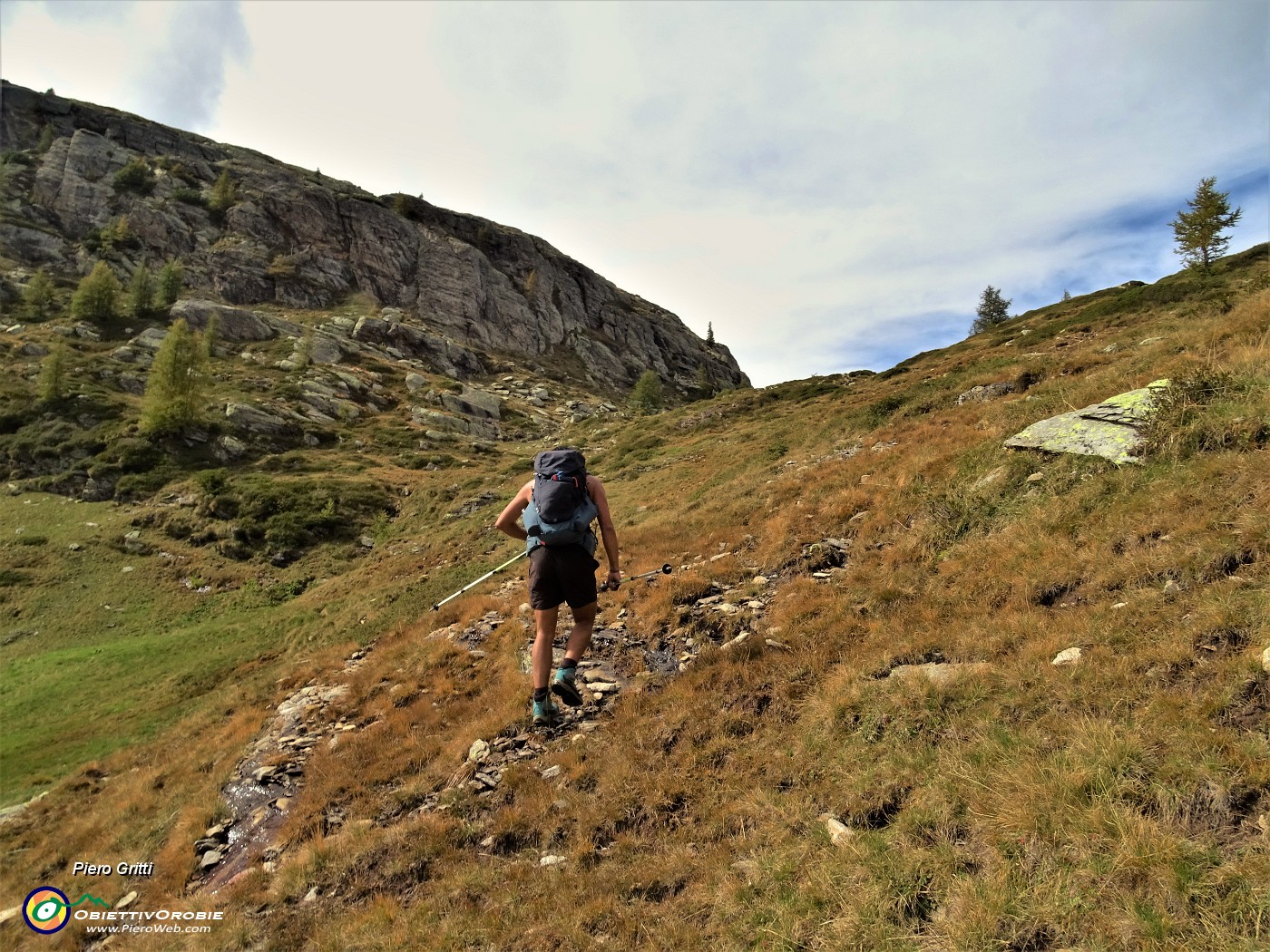 58 Risalendo per traccia verso il Lago della paura .JPG